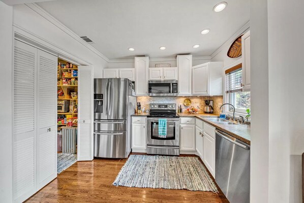 Kühlschrank, Mikrowelle, Ofen, Herdplatte