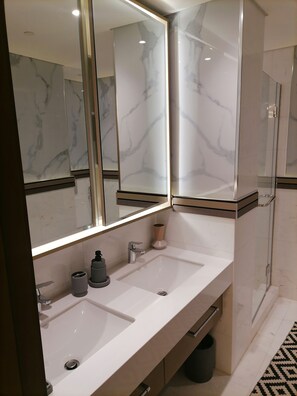 Douche, sĂšche-cheveux, bidet, serviettes fournies