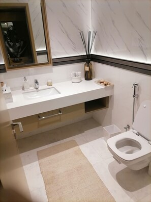 Shower, hair dryer, bidet, towels - K.K luxury apartment 5 minutes from Dubai Mall (Dubaï)