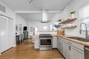 Fridge, microwave, oven, stovetop - The Little Blue Cottage in Fountain Square (Indianapolis)