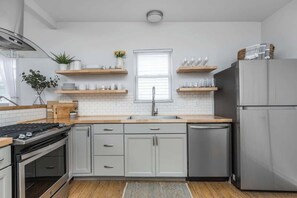Fridge, microwave, oven, stovetop - The Little Blue Cottage in Fountain Square (Indianapolis)