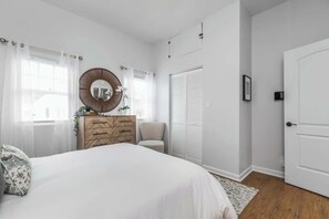 2 bedrooms, iron/ironing board, WiFi, bed sheets - The Little Blue Cottage in Fountain Square (Indianapolis)