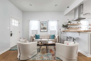 TV, offices - The Little Blue Cottage in Fountain Square (Indianapolis)