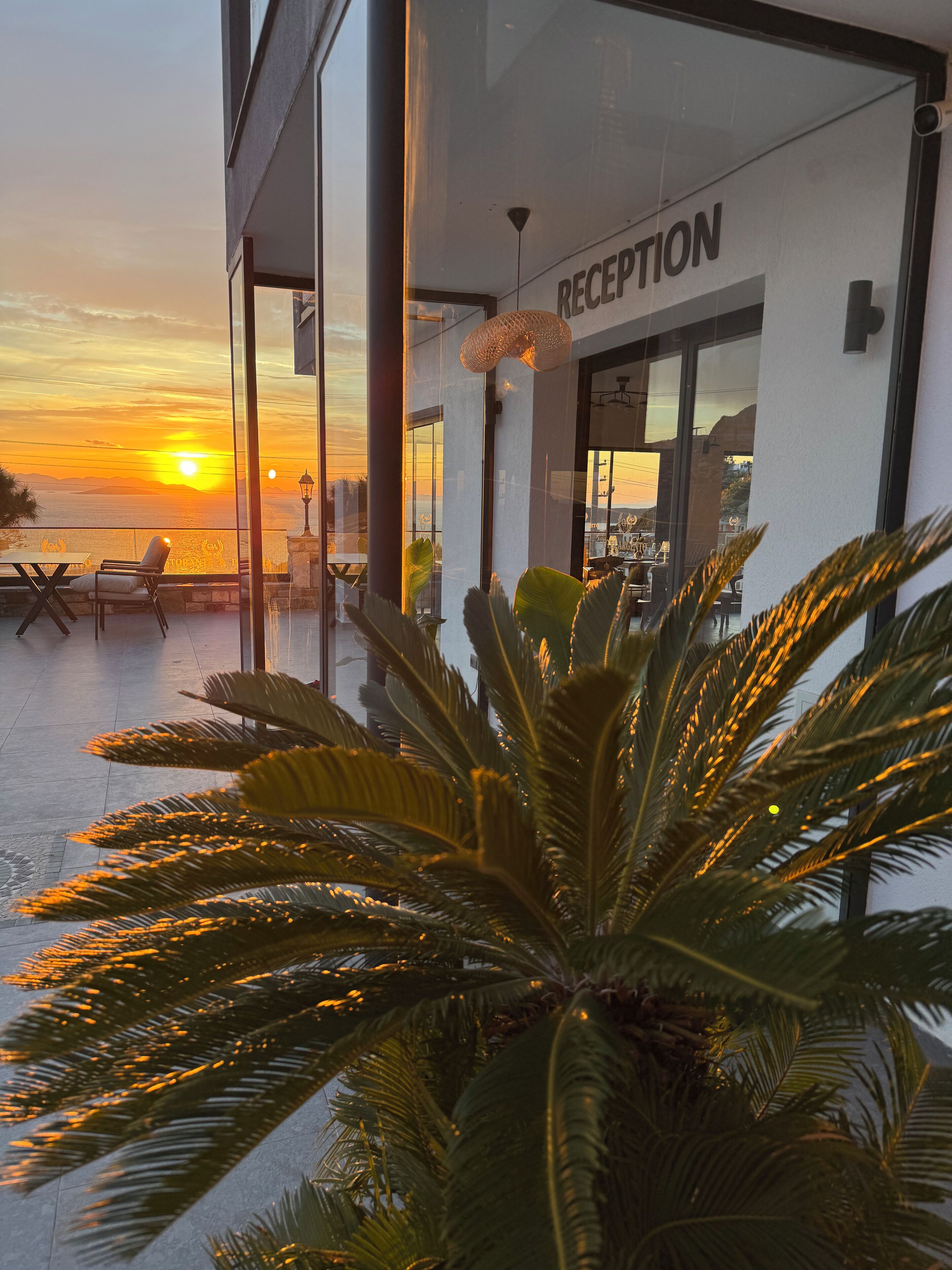 Breakfast, lunch, dinner served; Italian cuisine, sea views 