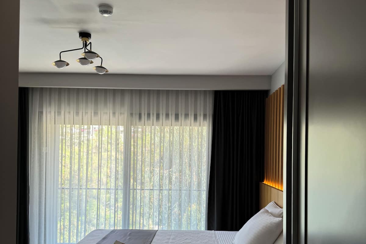 1 bedroom, Egyptian cotton sheets, premium bedding, down duvets