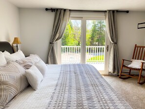 4 bedrooms, iron/ironing board, travel cot, free WiFi - Falmouth Heights renovated home, 1.5 mi to beach (Falmouth)