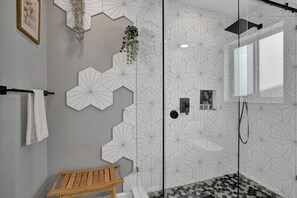 Dusche, Haartrockner, Handtücher, Seife