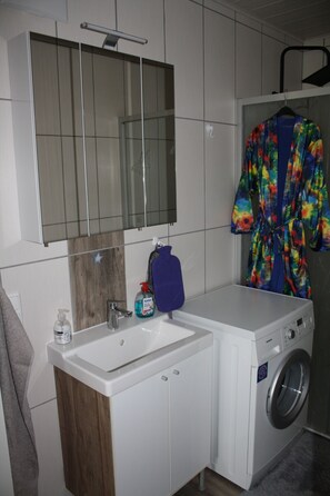 Shower, hair dryer, towels, soap - Cozy vacation apartment with terrace (Wegscheid)