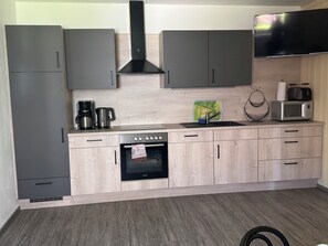 Geladeira, micro-ondas, cooktop, lava-louças