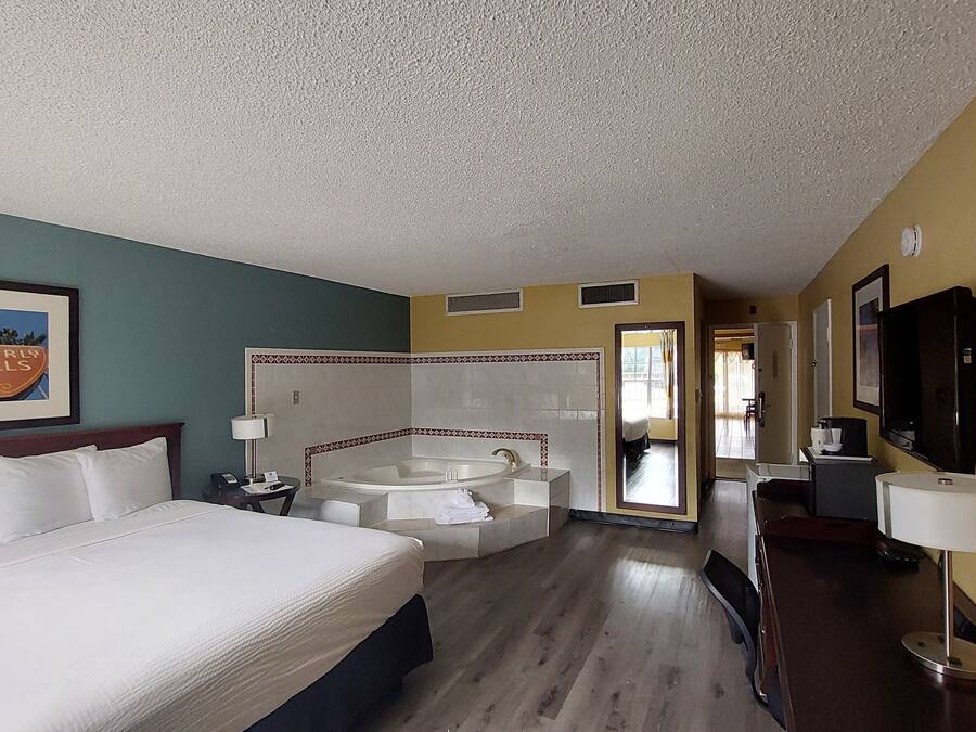 Deluxe Room, 1 King Bed | Desk, blackout drapes, iron/ironing board, free WiFi