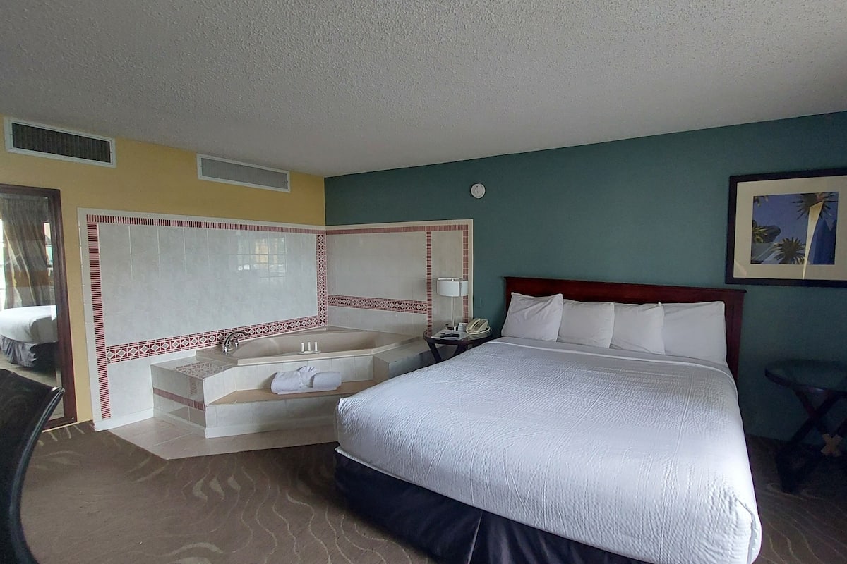 Deluxe Room | Desk, blackout drapes, iron/ironing board, free WiFi