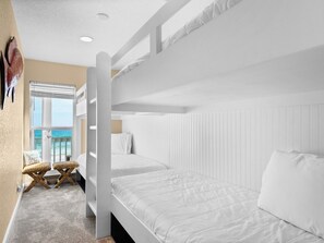 3 habitaciones, escritorio, tabla de planchar con plancha y wifi gratis