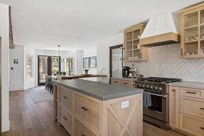 ثلاجة، ميكروويف، فرن، موق�د طهي مسطح