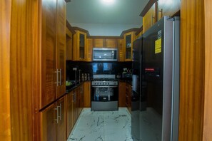 Réfrigérateur, micro-ondes, four, cafetière/bouilloire