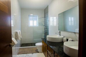 Douche, serviettes fournies, savon, papier toilette