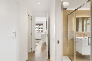 Banheira, secador de cabelo, toalhas de banho, papel higiênico