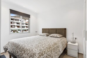 2 quartos, ferros/tábuas de passar roupa, berço de viagem