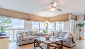 TV connectée, lecteur de DVD, livres, chaîne hi-fi