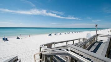 Accommodatie ligt op het strand, ligstoelen
