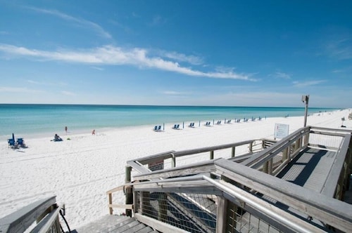Beachfront Destin Condo – 1800 sq ft, 3BR/2BA, Sleeps 10, Perfect for Groups!