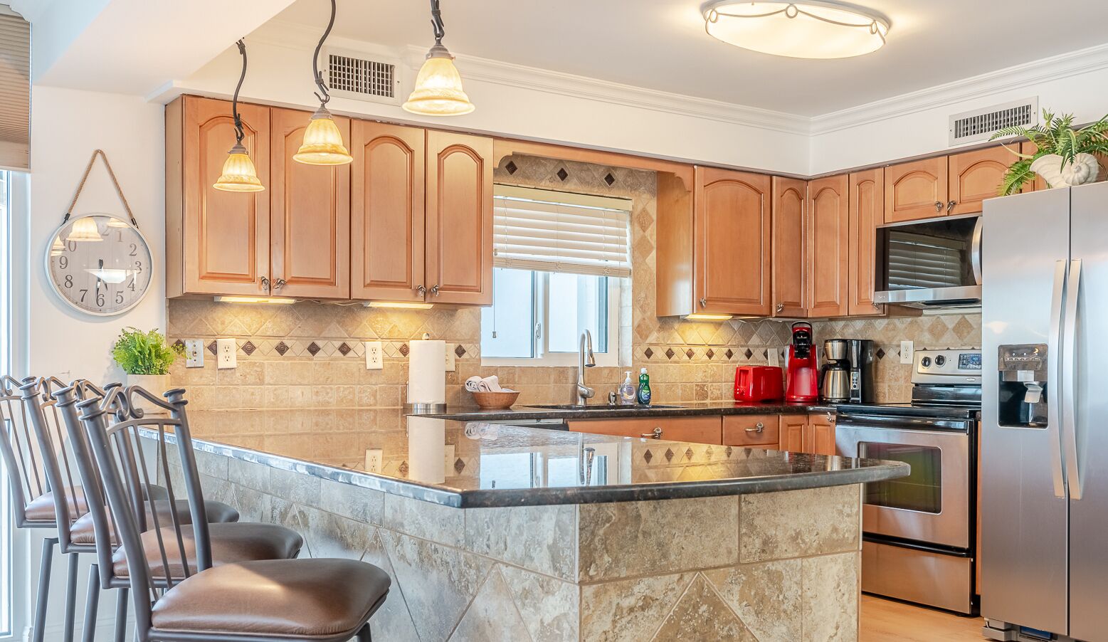 Refrigerador, microondas, horno y parrilla de estufa 