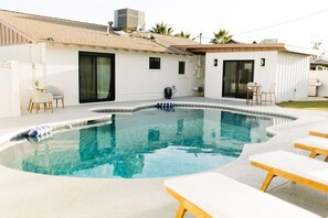 Piscina all'aperto, una piscina riscaldata