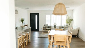 Un espace de vie moderne comprenant un coin repas, une cuisine et un coin salon.