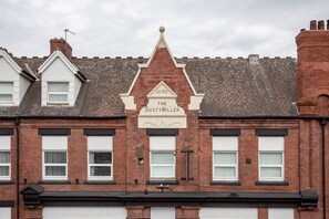 Front of property - Dusties Hotel (Rotherham)