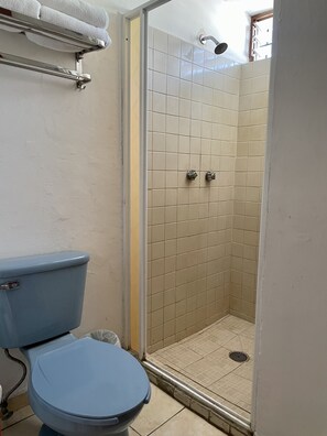 Douche, serviettes fournies, savon, papier toilette