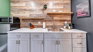 Kjøleskap, mikrobølgeovn, kokeplater og kaffetrakter/tekoker