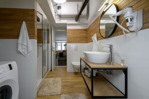Dusche, Haartrockner, Handtücher, Toilettenpapier