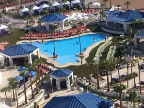 Alberca techada y alberca al aire libre