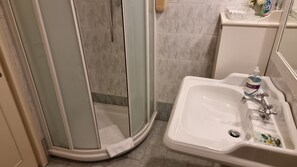 Shower, hair dryer, bidet, towels - Ghibellina 59 - Two Bedroom Apartment, Sleeps 3 (Firenze)