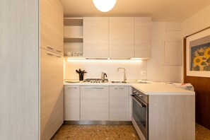 Kühlschrank, Ofen, Herdplatte, Geschirrspüler