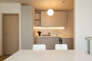 Kühlschrank, Ofen, Herdplatte, Geschirrspüler