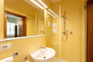Dusche, kostenlose Toilettenartikel, Haartrockner, Bidet