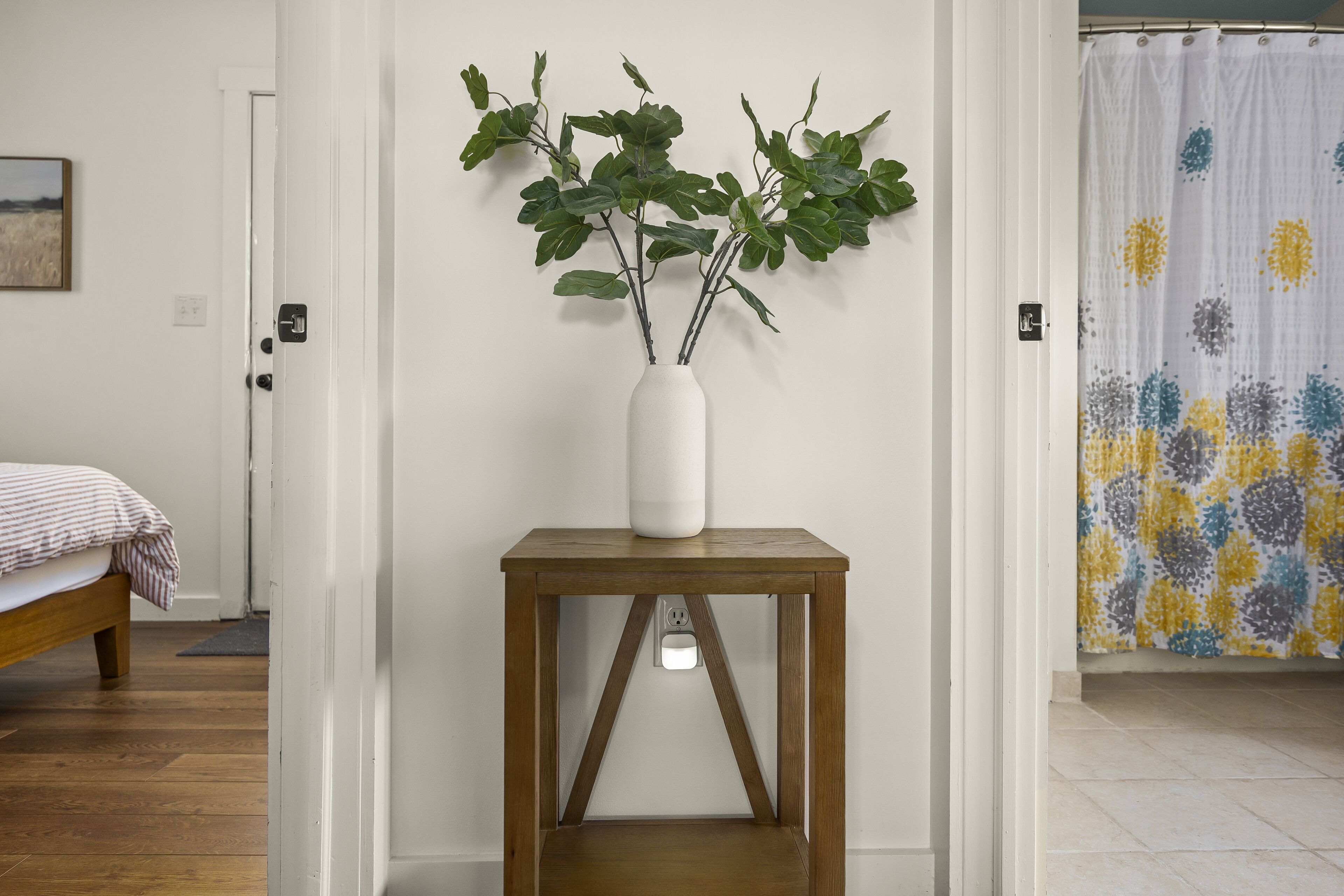 2 soverom, skrivebord, strykejern/-brett og wi-fi (inkludert)