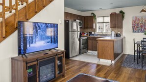 Une cuisine moderne avec des meubles en bois, des appareils en acier inoxydable et un îlot central.