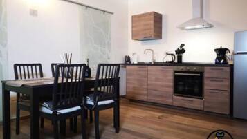 Refrigerador, horno, parrilla de estufa y cafetera y tetera