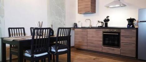 Réfrigérateur, four, plaque de cuisson, cafetière/bouilloire