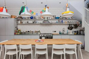 Basic House, Multiple Beds | Private kitchen | Fridge, oven, stovetop, dishwasher - Contemporary 2 Bedroom House in Vibrant Shepherds Bush (London)
