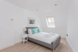 Basic House, Multiple Beds | 2 bedrooms, iron/ironing board, WiFi, bed sheets - Contemporary 2 Bedroom House in Vibrant Shepherds Bush (London)