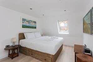 Basic House, Multiple Beds | 2 bedrooms, iron/ironing board, WiFi, bed sheets - Contemporary 2 Bedroom House in Vibrant Shepherds Bush (London)