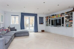Basic House, Multiple Beds | Living room | Flat-screen TV, books - Contemporary 2 Bedroom House in Vibrant Shepherds Bush (London)