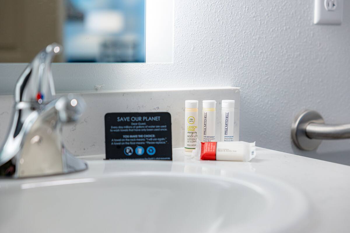 combined shower/bathtub, towels