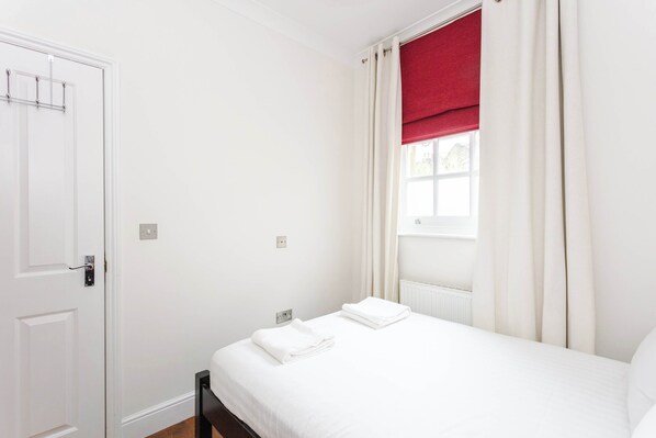 4 bedrooms, iron/ironing board, Internet, bed sheets
