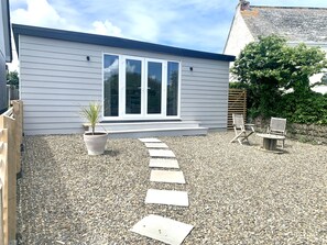 Terrace/patio - Countryside lodge 5 minutes from beach (St Merryn)