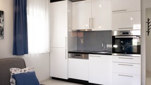 Fridge, oven, stovetop, dishwasher - 1 Bedroom Apartment in Pula (Pula)