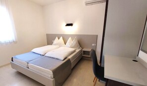 1 bedroom, desk, free WiFi, bed sheets - 1 Bedroom Apartment in Pula (Pula)