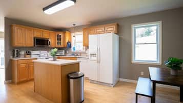 Een koelkast, een magnetron, een oven, een kookplaat